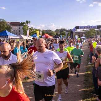 1.268 Läuferinnen und Läufer bildeten Viererteams (317 Staffeln)